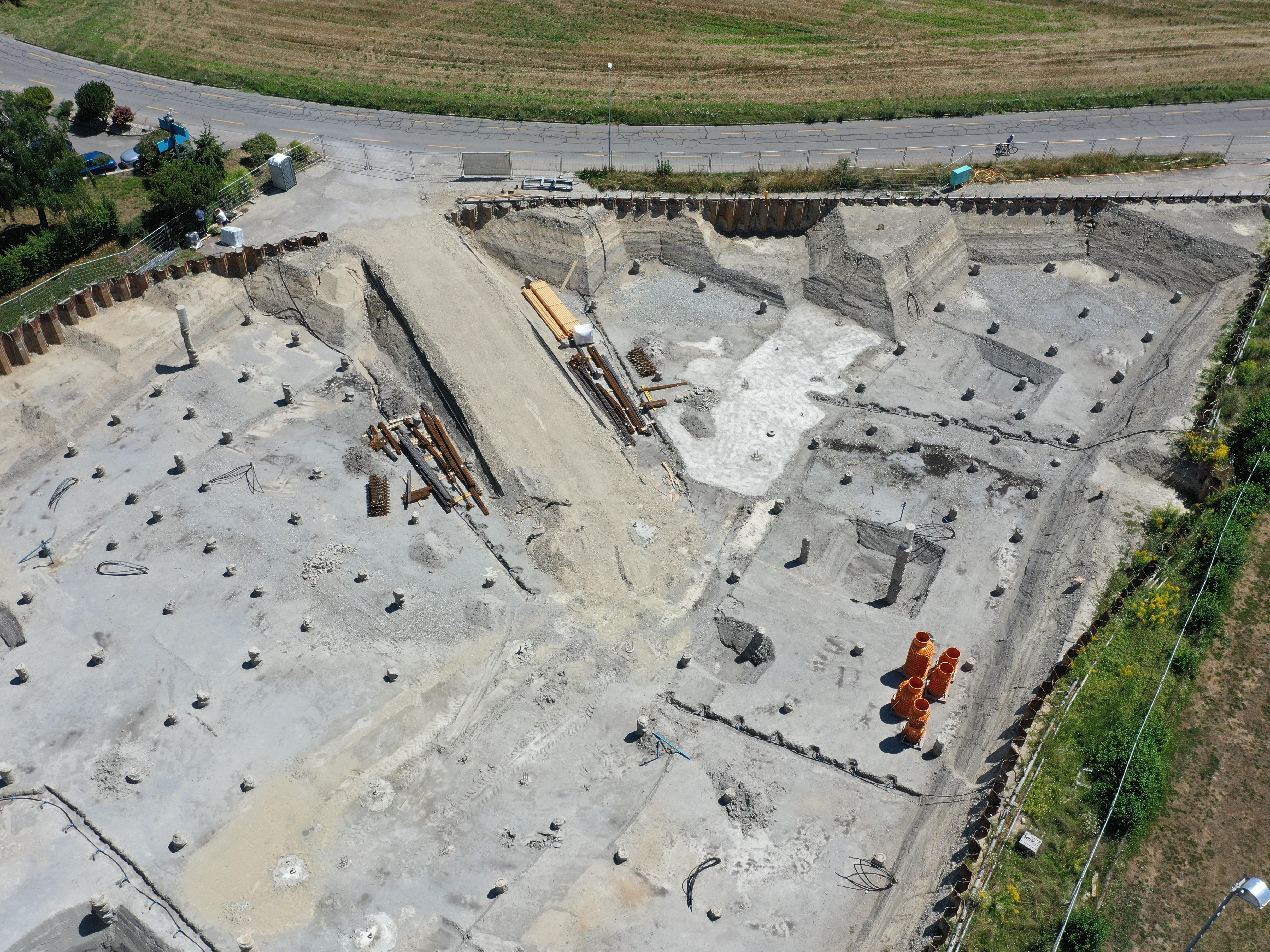 Tiefenfundamente und Spundwandmauer